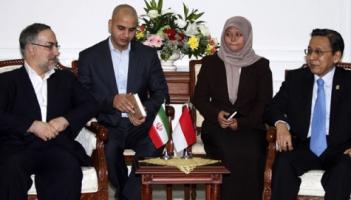 Wapres Boediono (kanan) menerima kunjungan kehormatan Wapres Republik Islam Iran Ebrahim Azizi (kiri) di Istana Wakil Presiden, Jakarta, (22/6). ANTARA