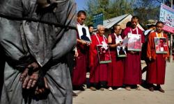 Sekmpulan biksu Tibet tengah melakukan aksi protes dan persiapan aksi bakar diri