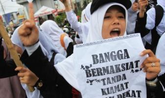 Sejumlah Muslimah Hizbut Tahrir Indonesia (HTI) berunjuk rasa menolak seks bebas di Bundaran Majestik, Medan, Sumut, Ahad (1/12)