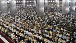 Muslim Indonesia shalat berjamaah di Masjid Istiqlal Jakarta