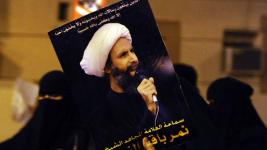 Rakyat Saudi membawa poster Syaikh Nimr