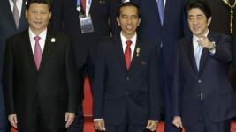 Presiden Jokowi diapit PM Jepang Shinzo Abe dan Presiden Cina Xi Jinping
