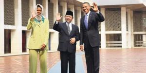  Ali Mustafa Ya'qub bersama presiden Amerika, Barack Obama di Masjid Istiqlal