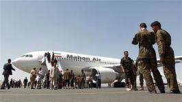 Pesawat Iran Mahan Air mendarat di bandara Sana'a, 1/4/15.