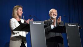 Mohammad Javad Zarif dan Federica Mogherini tepuk tangan lepas membaca pernyataan bersama.