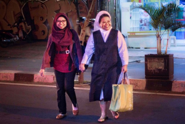 toleransi indonesia - muslim and jew walking together