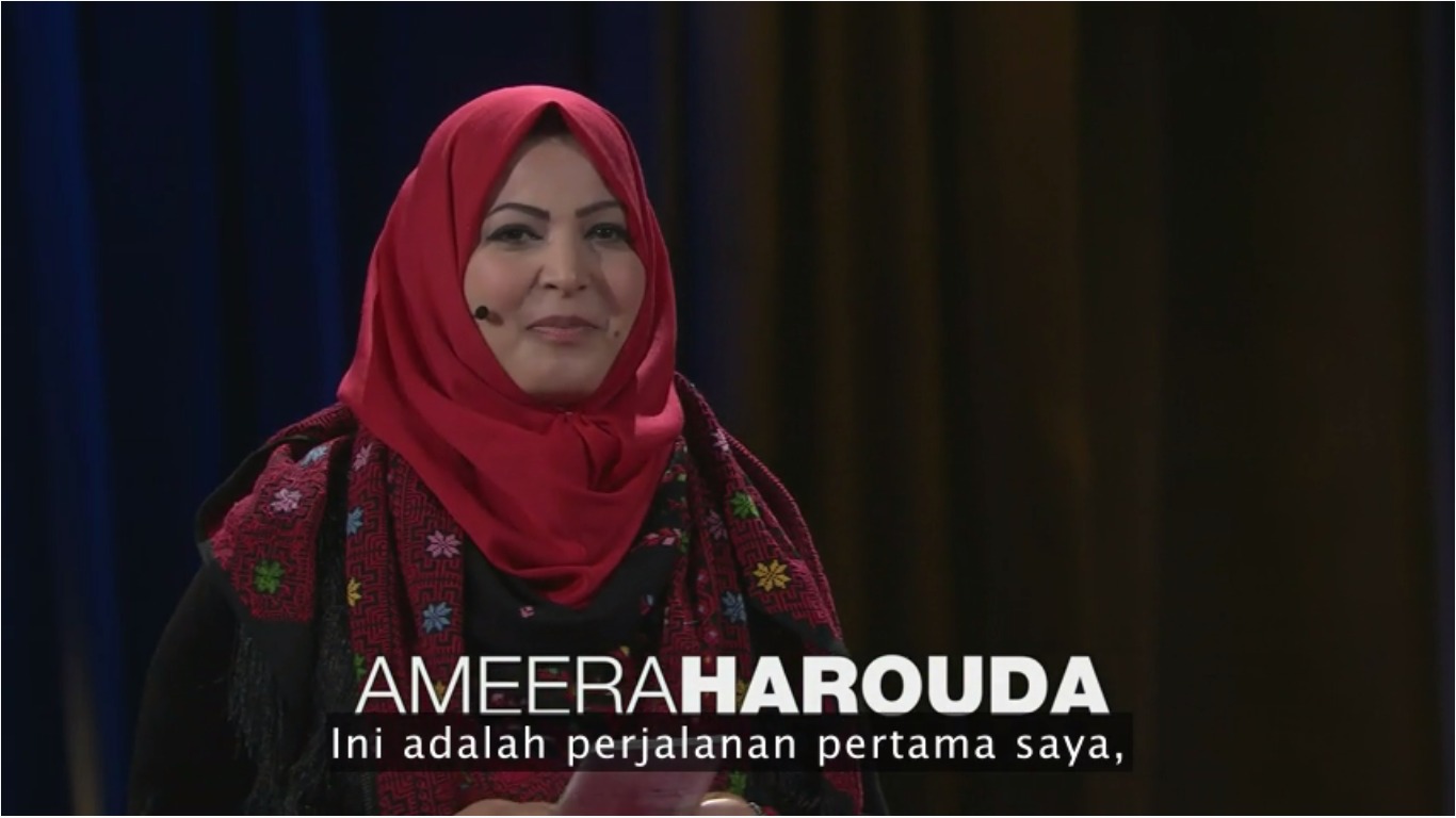 Ameera Harouda Wanita Islam Berjilbab di Gaza