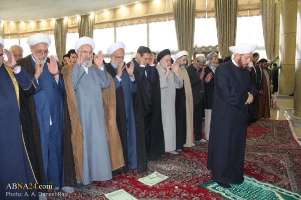 Mufti Agung Suriah Ahmad Badroddin Hasoon memimpin shalat berjamaah.