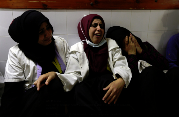 Teman-teman Razan tenaga medis lainnya menangis histeris saat mengetahui Razan telah meninggal. Photo: AJ+