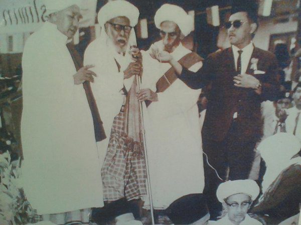 (ki-ka) Habib Muhammad bin Ali al-Habsyi, Habib Ali bin Abdurrahman al-Habsyi, Habib Ali bin Husein al-Attas, dan Habib Hussein bin Muhammad Shihab dalam acara peringatan Maulid Nabi di kwitang tahun 1950. Photo: wikimedia